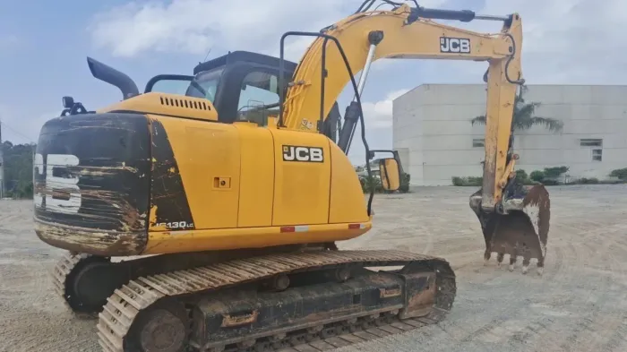Escavadeira JCB JS130 LC ano 2021 com 3260 horas, em São Paulo 