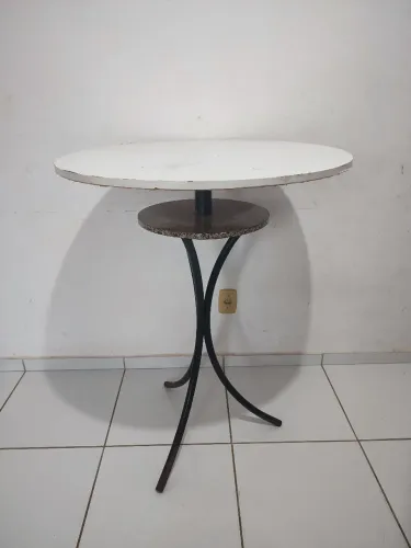 Mesa redonda com tampo branco e base preta