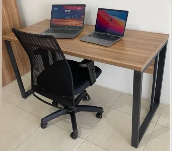 Mesa grande na cor nogal 1,35 x 0,60m com pés forte de ferro