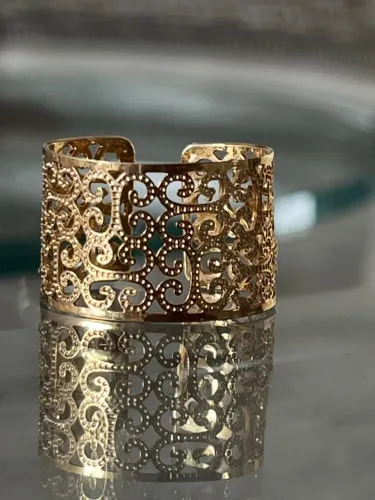 Anel dourado com detalhes vazados