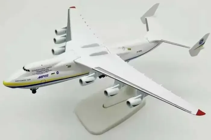 Miniatura Avião Antonov AN-225 20cm - NOVO