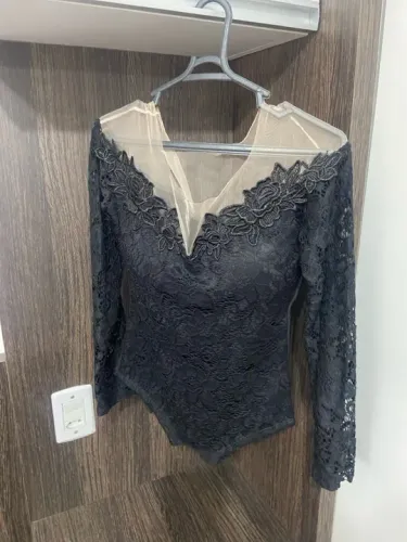 Body de renda preto com decote V