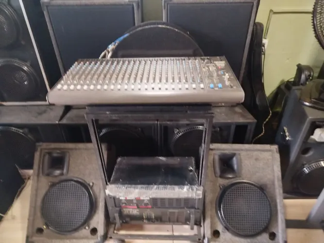 "KIT PROFISSIONAL SEMI-NOVO DE SOM COMPLETO DE FRENTE)