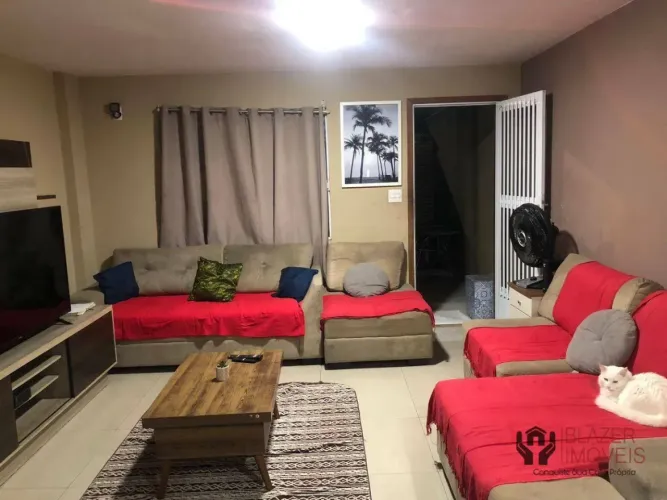 Casa triplex em condomínio fechado, localizado em Jacarepaguá