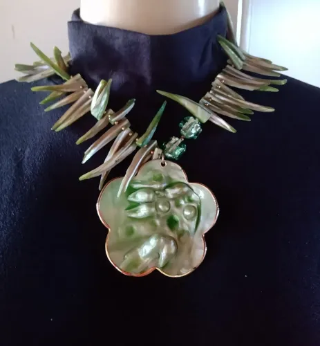 Colar estilo madrepérola 42cm Verde com o medalhão banhado em fio de ouro