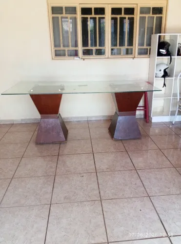 Mesa de jantar de 6 lugares de vidro pés em madeira