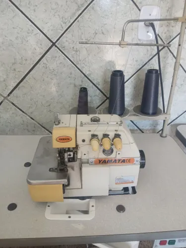 Máquina overlok yamata