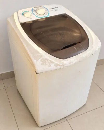 Máquina de lavar roupas Electrolux 6kg funcionando