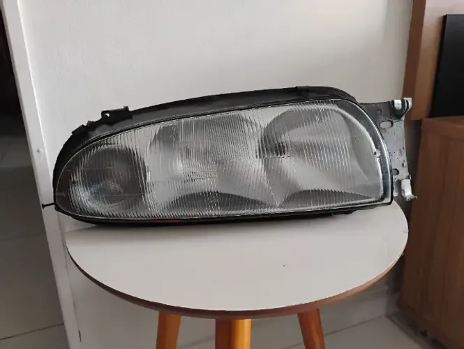 Farol lado direito Ford Fiesta / Courier (1996-1999)