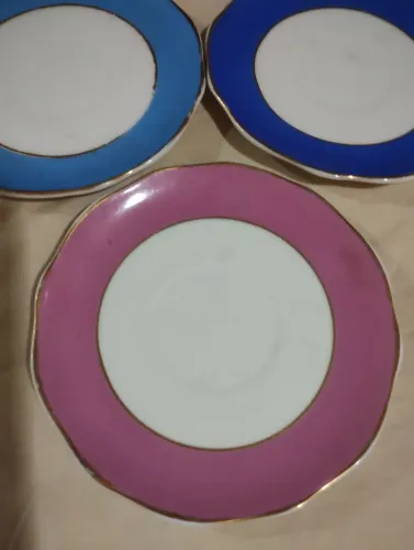 Três pires de cafezinho  , coloridos ,antigos com fio dourado. Herança de familia