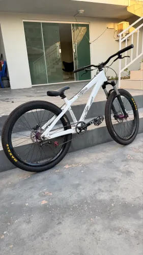 Bicicleta gtk midnight, rock shox tora, pneu maxxis zerado