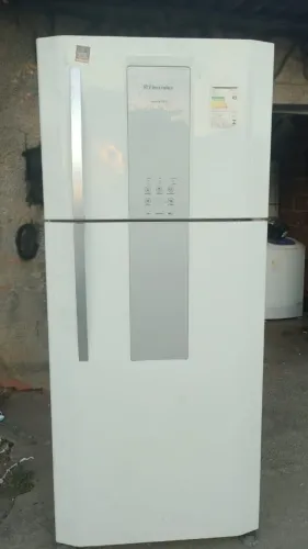 Vendo esse linda geladeira gelando muito bem