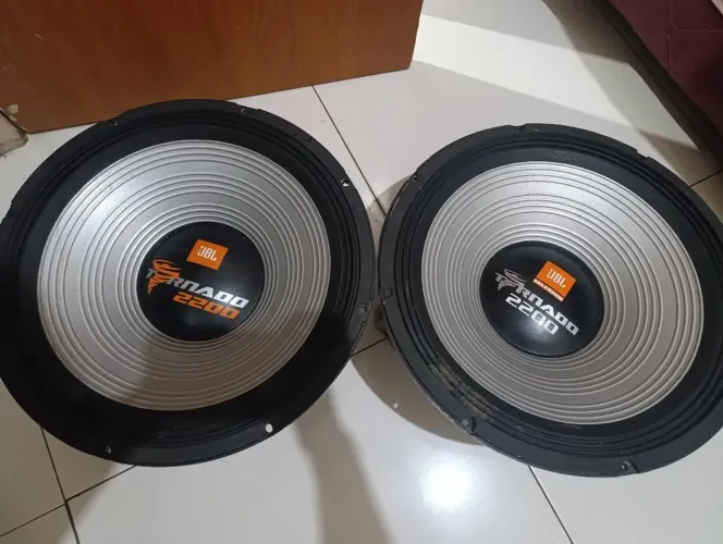 Vendo dois fones de 18 tornado da JBL