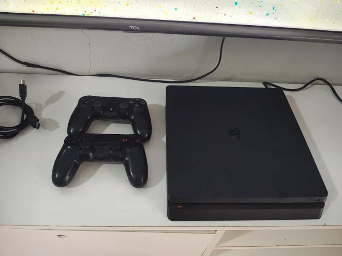 Playstation 4 DESBLOQUEADO + 2 CONTROLES