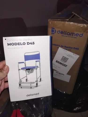 Cadeira de banho dobrável D45 da marca Dellamed