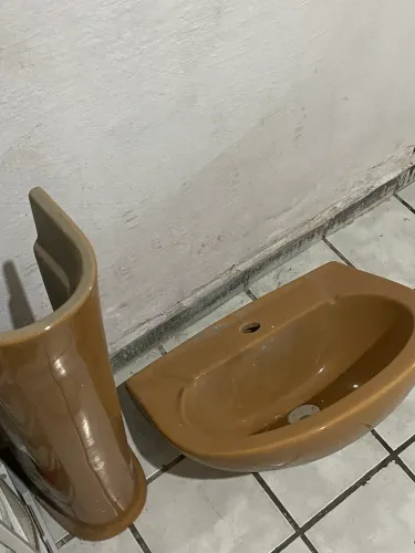 PIA DE CERÂMICA COM PROTEÇÃO PARA O CANO