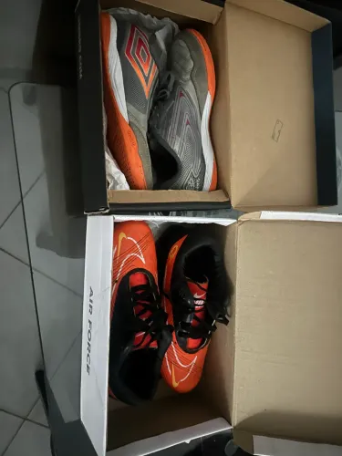 ESTOU VENDENDO! Tênis e chuteira em ótimo estado, super conservados! 280 futsal 200 campo