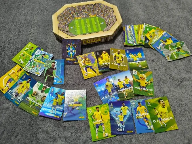 Mini Estádio + 60 cards Copa 2022 Panini. Novo! Lindo! Com a maioria dos jogadores 2026.