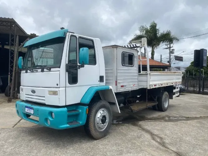 Ford Cargo 1317 Cabine suplementar carroceria