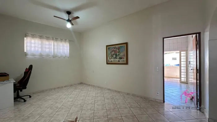 Imóvel Amplo no Centro Ideal para Clínicas, Escritórios e Investimento
