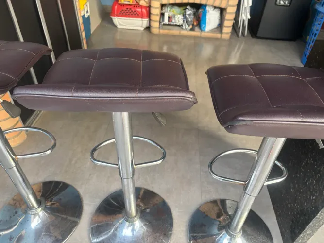 4 Banquetas com regulagem de altura