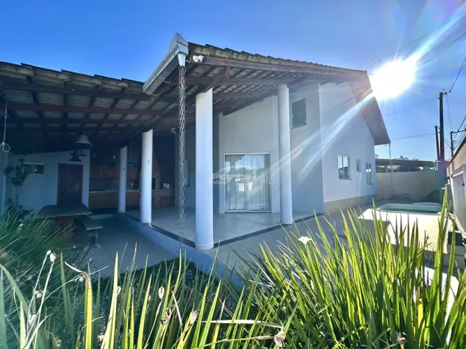 Casa mobiliada disponível para locação no bairro Centro, em Balneário Piçarras/SC. (Cód. 2