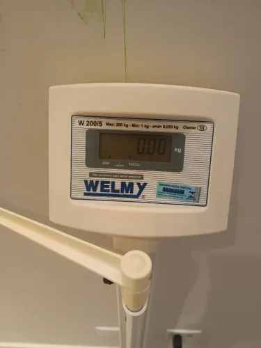Balança WELMY suporta 200 kg ideal para Farmácias 