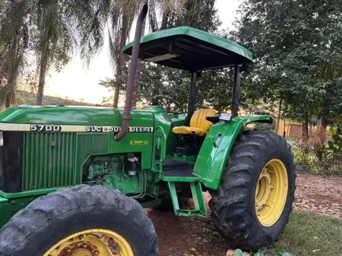 Trator John Deere 5700