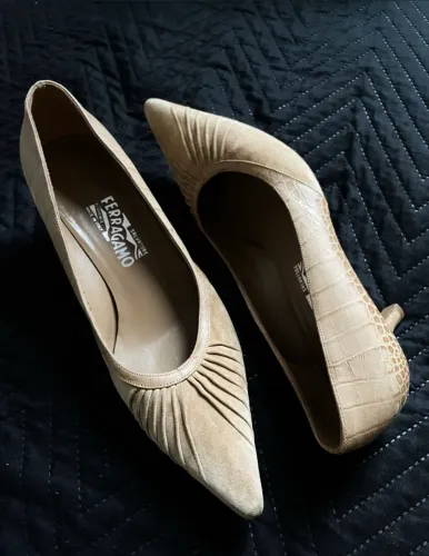 Scarpin bege Salvatore ferragamo