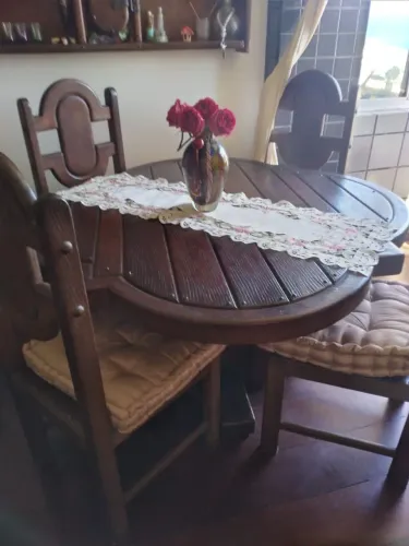 MESA EM MADEIRA DE LEI NOBRR MACIÇA COM 4 CADEIRAS