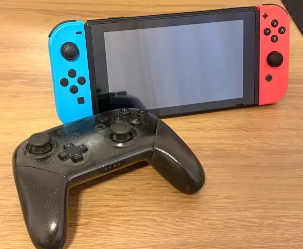 Nintendo Switch v1 (Desbloqueavel) + Pro Controller (Brinde Case + Cartão de memória)