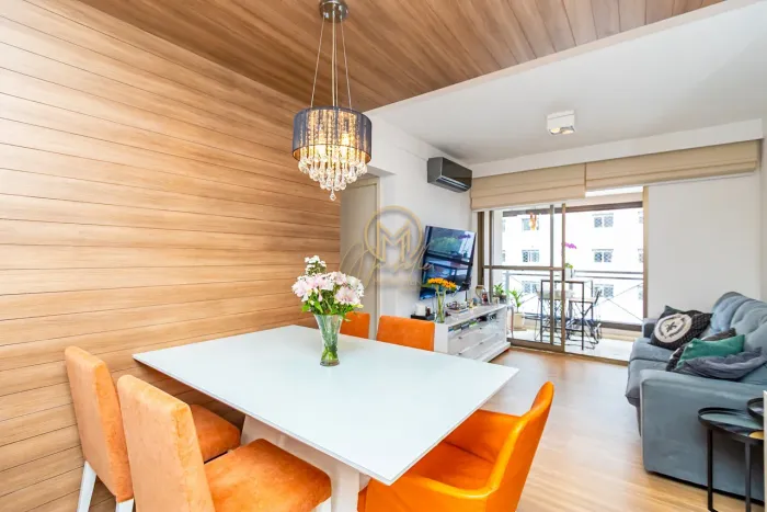 Apartamento semimobiliado à venda no Champagnat com 82 m², planta reversível e 2 vagas