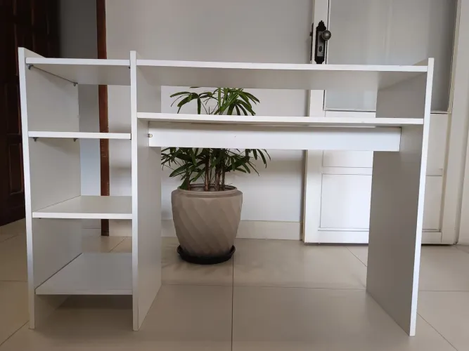 Mesa com prateleiras