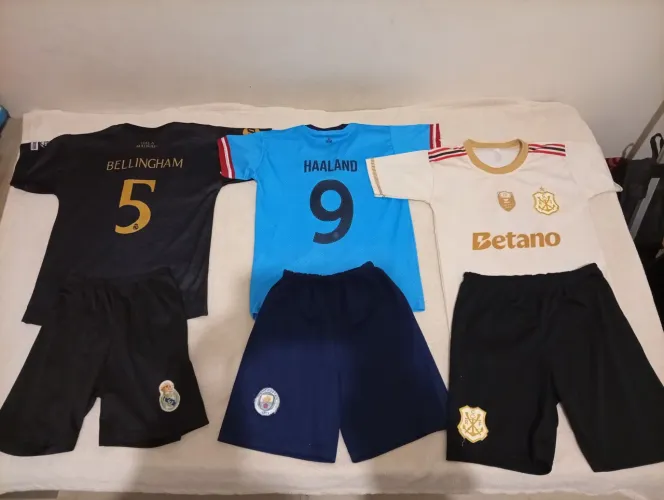 Uniformes infantis de times de futebol tamanhos 8 a 10 e meião 