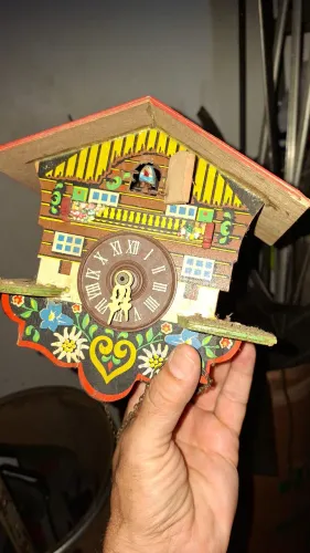Relógio cuco antigo para restaurar
