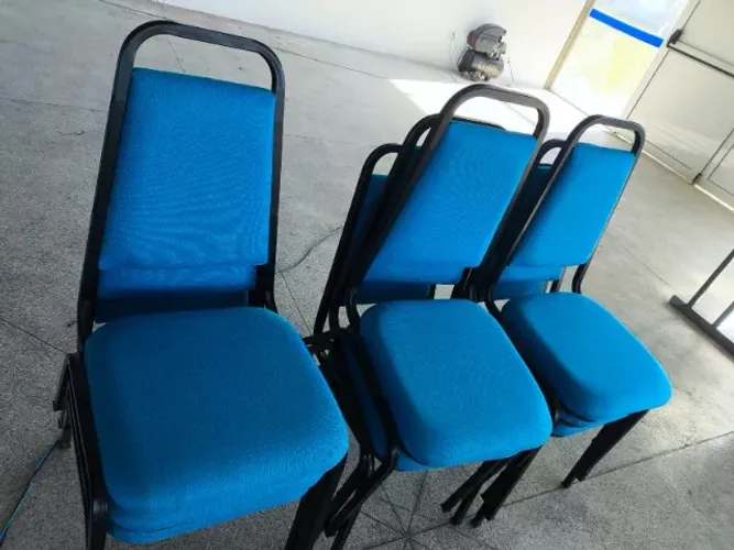 Kit com 9 Cadeiras Empilháveis
