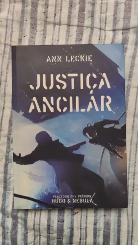 Livro Justiça Ancilar - Ann Leckie (usado)