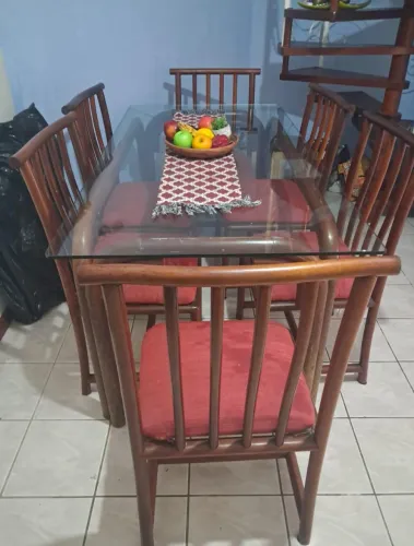 Excelente mesa com seis lugares em madeira