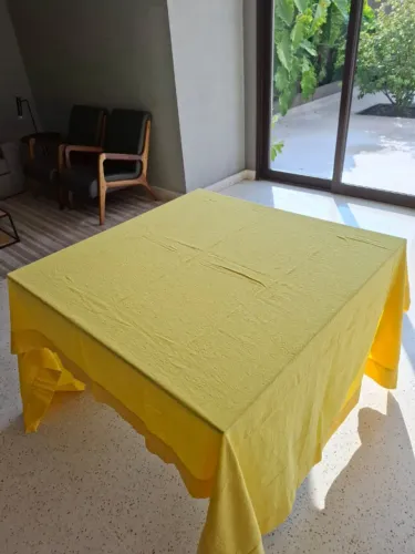 Zara HOME - Toalha de mesa amarela fabricada em Portugal