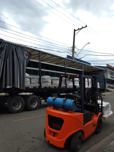 Empilhadeira 2.500kg ano 2015