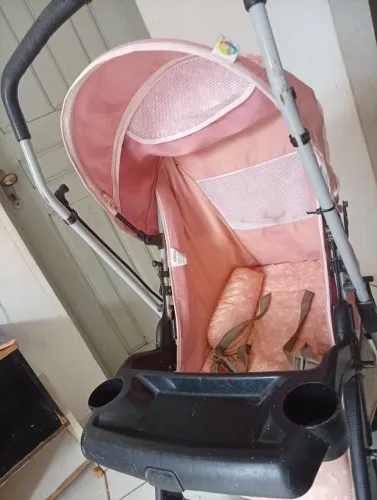 Vende-se um carrinho dessa mesma marca e cor