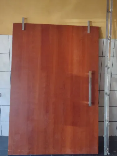 Porta de madeira de correr suspensa