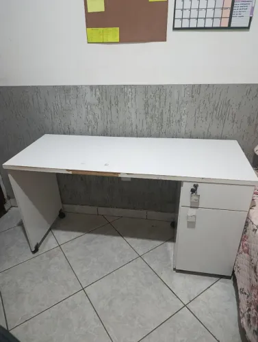 Mesa escrivaninha com gaveta e armario