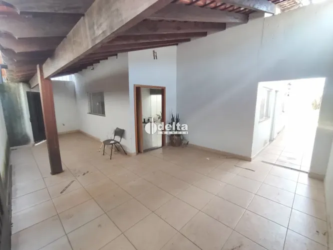 Casa com 3 quartos sendo 1 suíte, disponível para Locação no bairro Jardim Patrícia em Ube