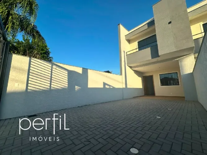 Imóvel à venda em Joinville-SC: Casa com 3 quartos, 2 salas, 3 banheiros e 2 vagas no Bom