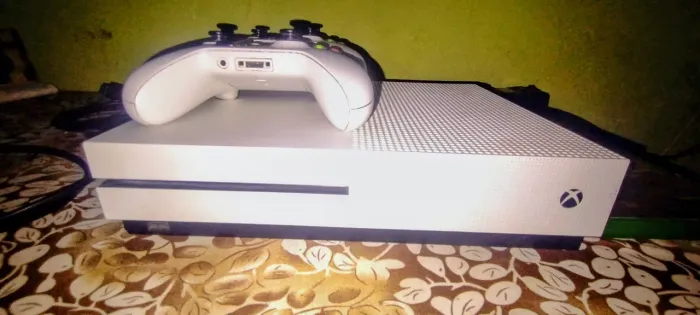 Xbox One S 1TB + 2 Controles