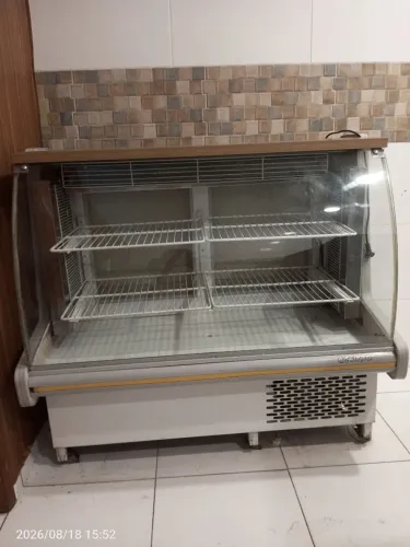 Vitrine refrigerada bem conservada/ funcionando perfeitamente