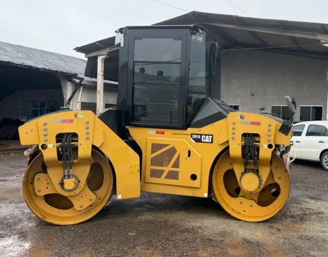 Rolo Compactador Caterpillar CB10, ano 2020, Tandem, Liso / Liso, em Paraná