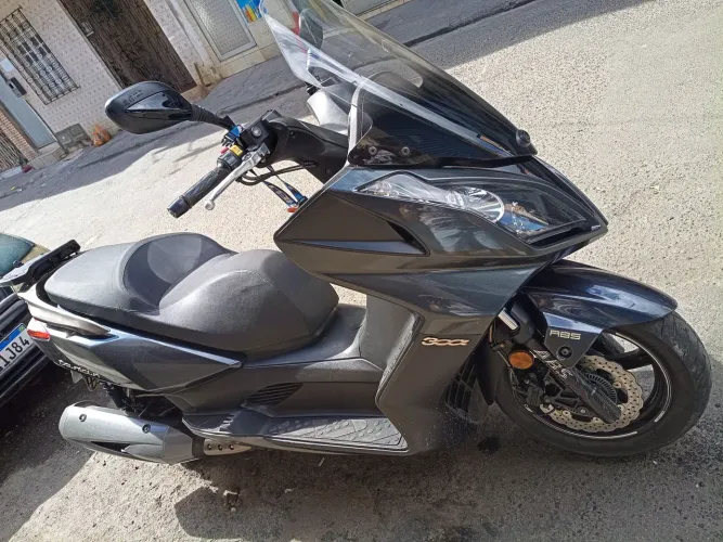 Vendo uma moto Downtown 300i novíssima revisada documentos em dias
