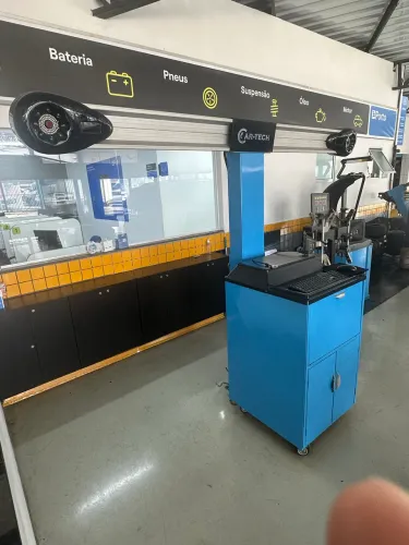 Máquina alinhadora 3D Cartech automotiva com rampa em ótimo estado